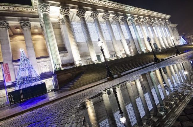 st-georges-hall-liverpool-at-christmas-puddle-reflection-formidable-phot